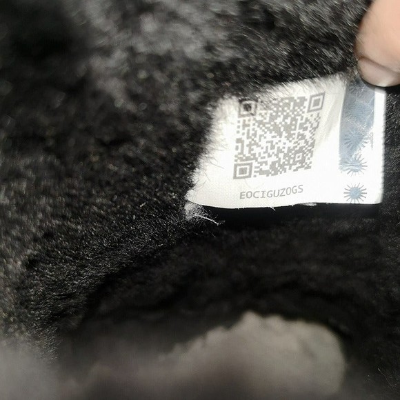 Short Black UGGS - Picture 8 of 8